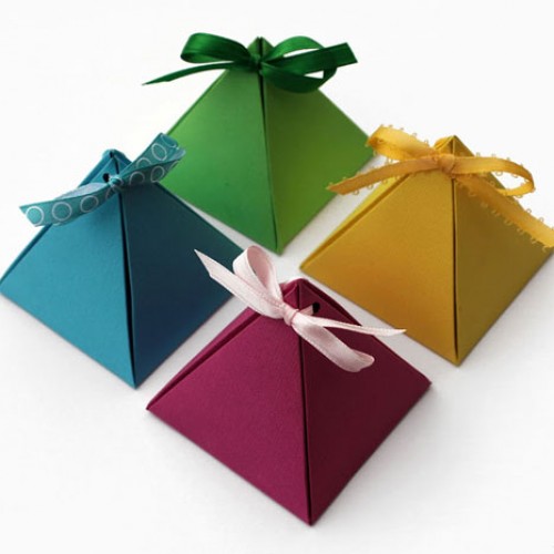 Ấn tượng của hộp quà giấy đến từ ngôn ngữ thiết kế của sản phẩm